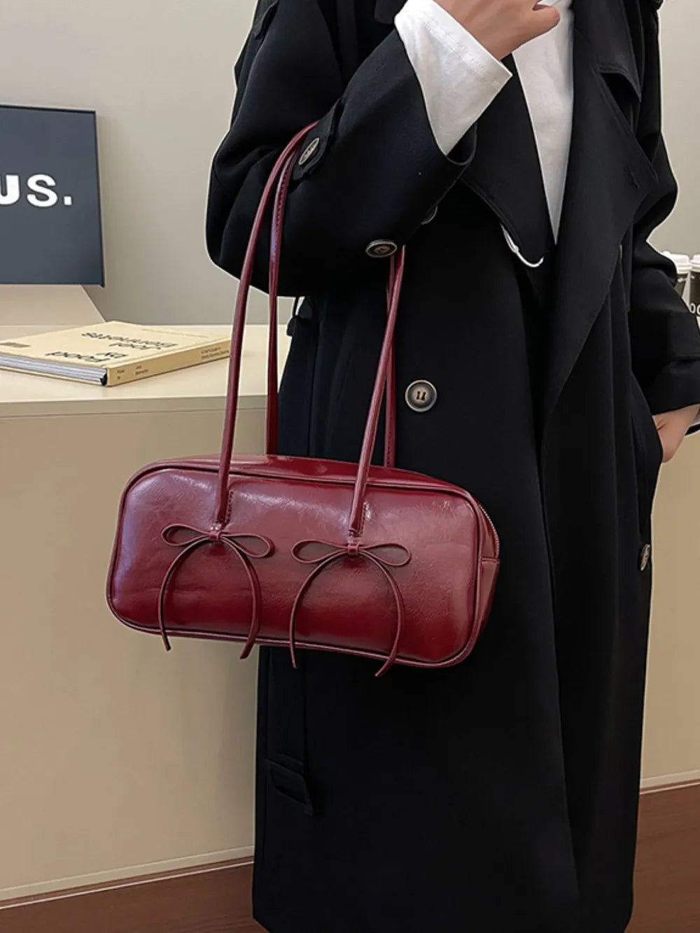 Elegant handbag with bow detail