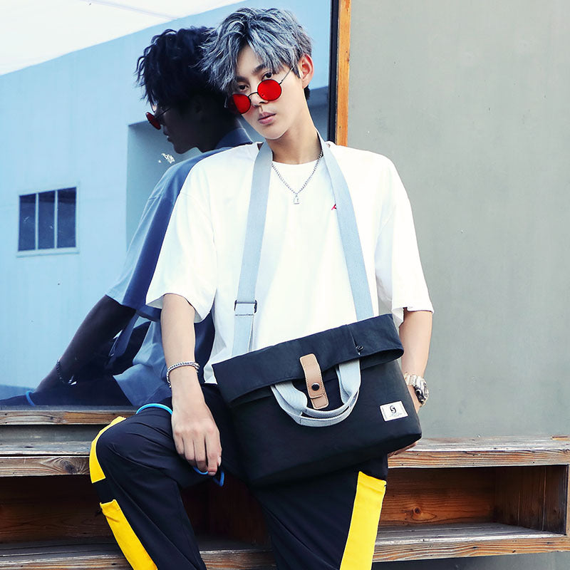 Trendy shoulder bag with tablet compartment