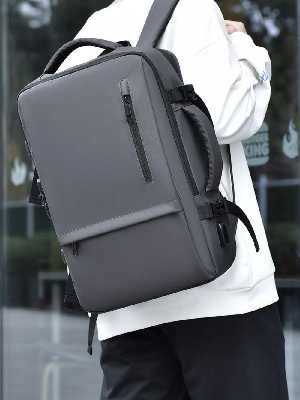 Durable daypack with zipper pockets