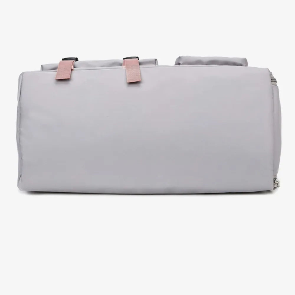 Stylish overnight bag with zipper pockets