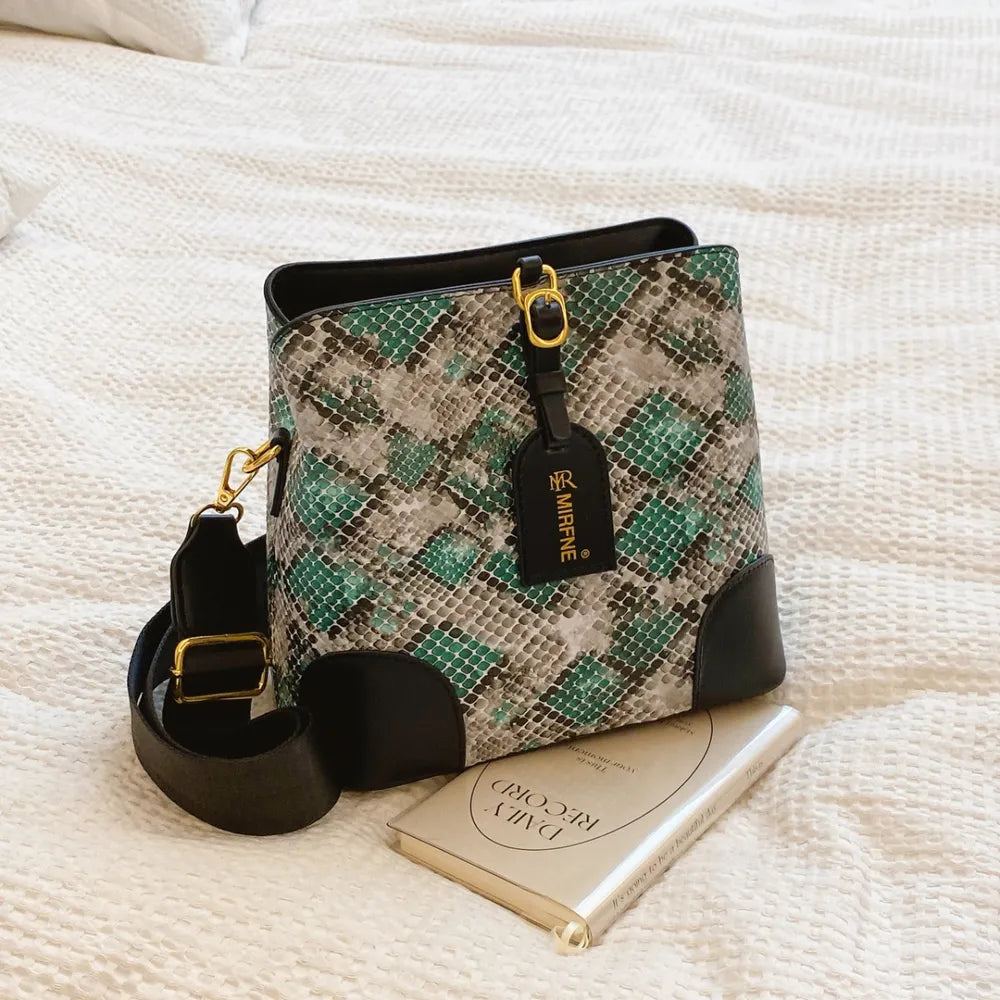 Chic shoulder bag with animal texture