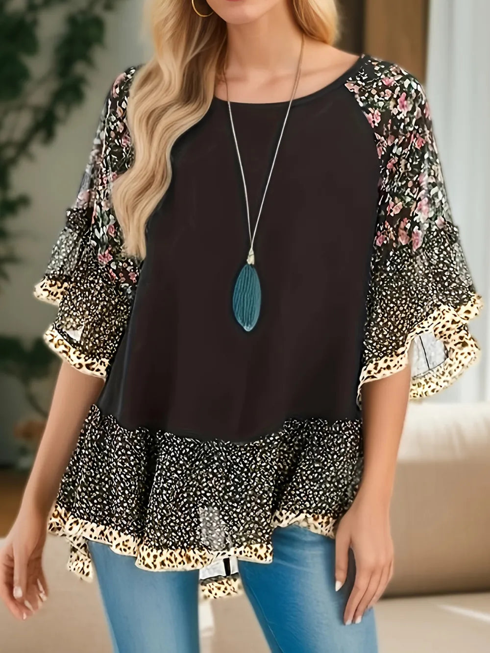 Detail of round neckline