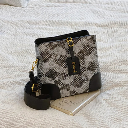 Stylish faux leather shoulder purse


