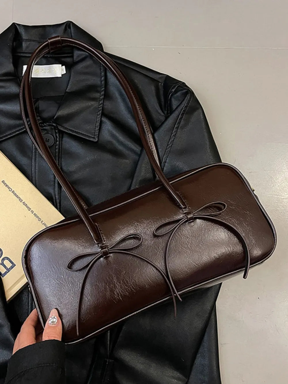 Women’s shoulder bag with trim

