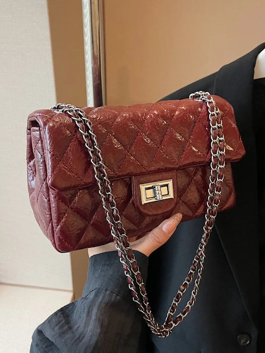 Rhombus quilted twist-lock bag

PU leather shoulder purse

Side view of twist-lock crossbody

