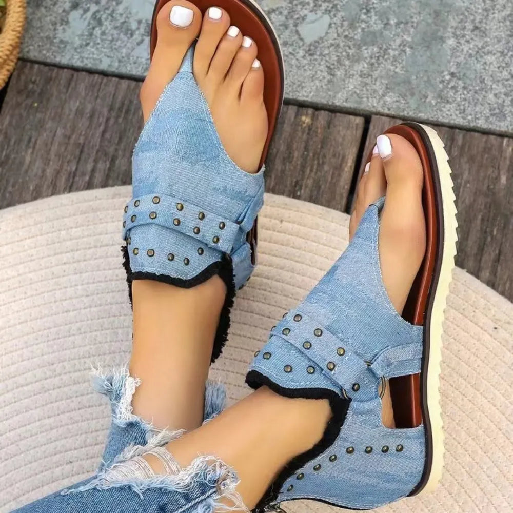 Edgy flat sandals for casual wear

