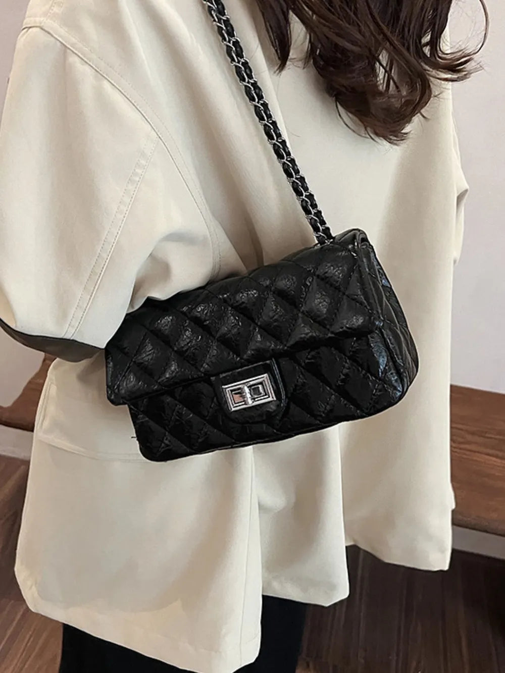Compact twist-lock shoulder bag

Stylish day-to-night purse

