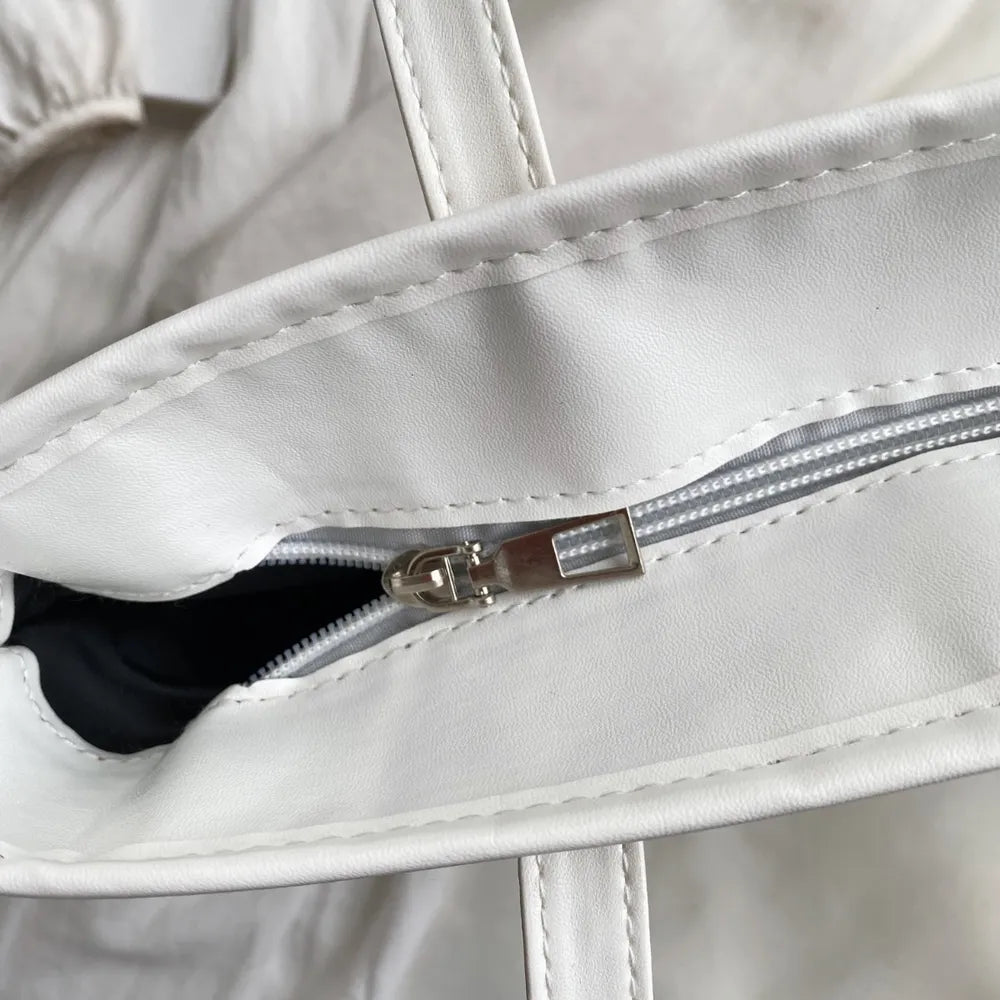 Stylish summer straw shoulder bag

