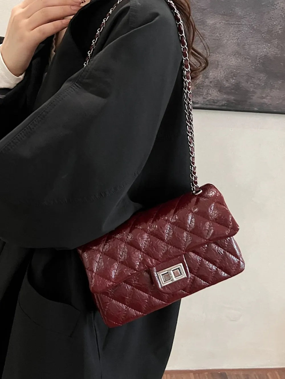 Mini rhombus pattern handbag

Twist-lock closure detail

