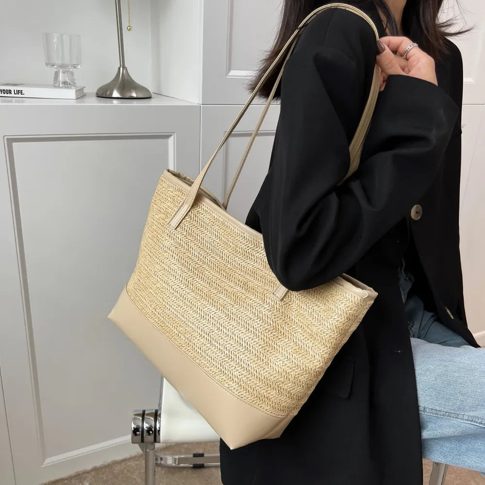 Elegant straw bag with leather detail

