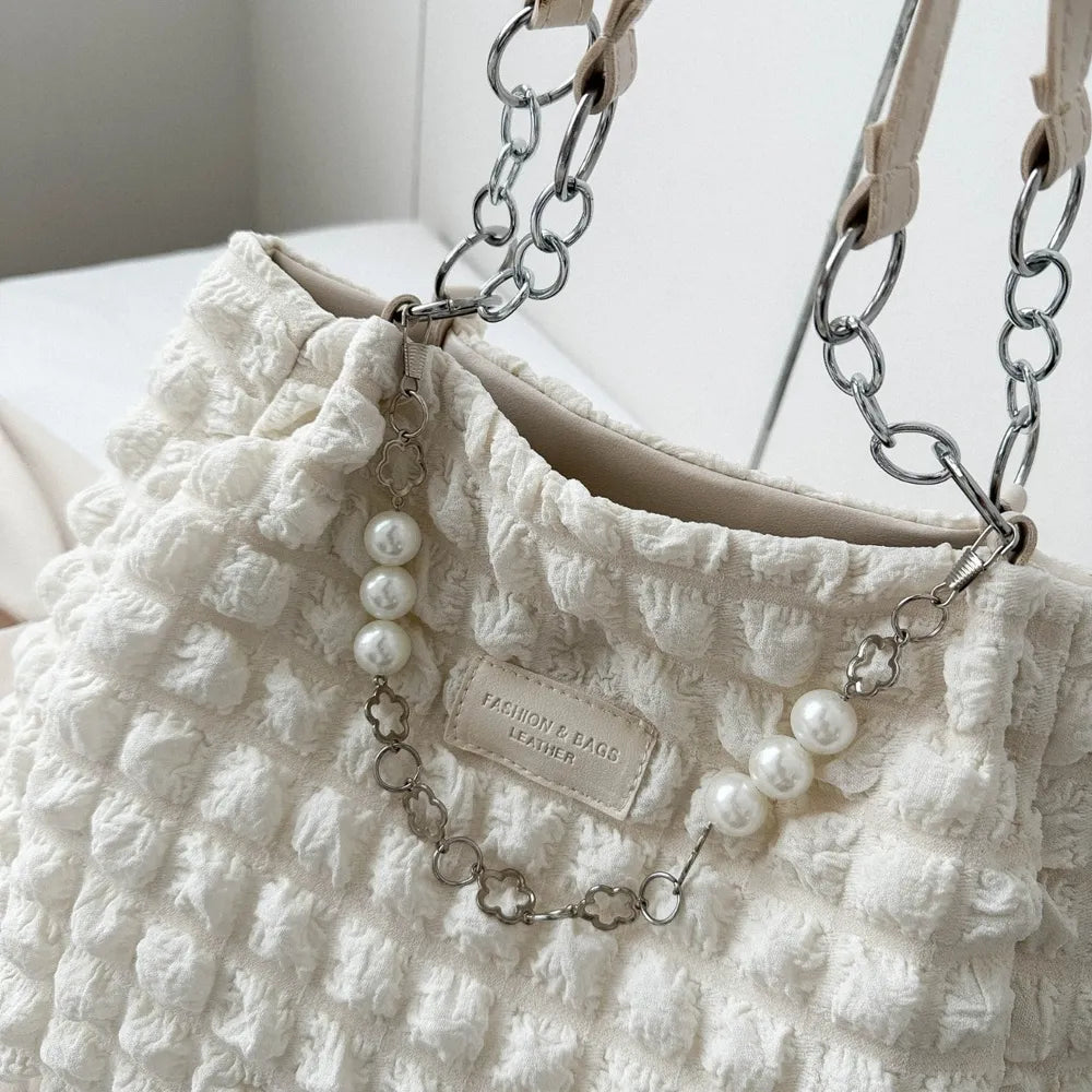 Chic tote bag with soft texture

